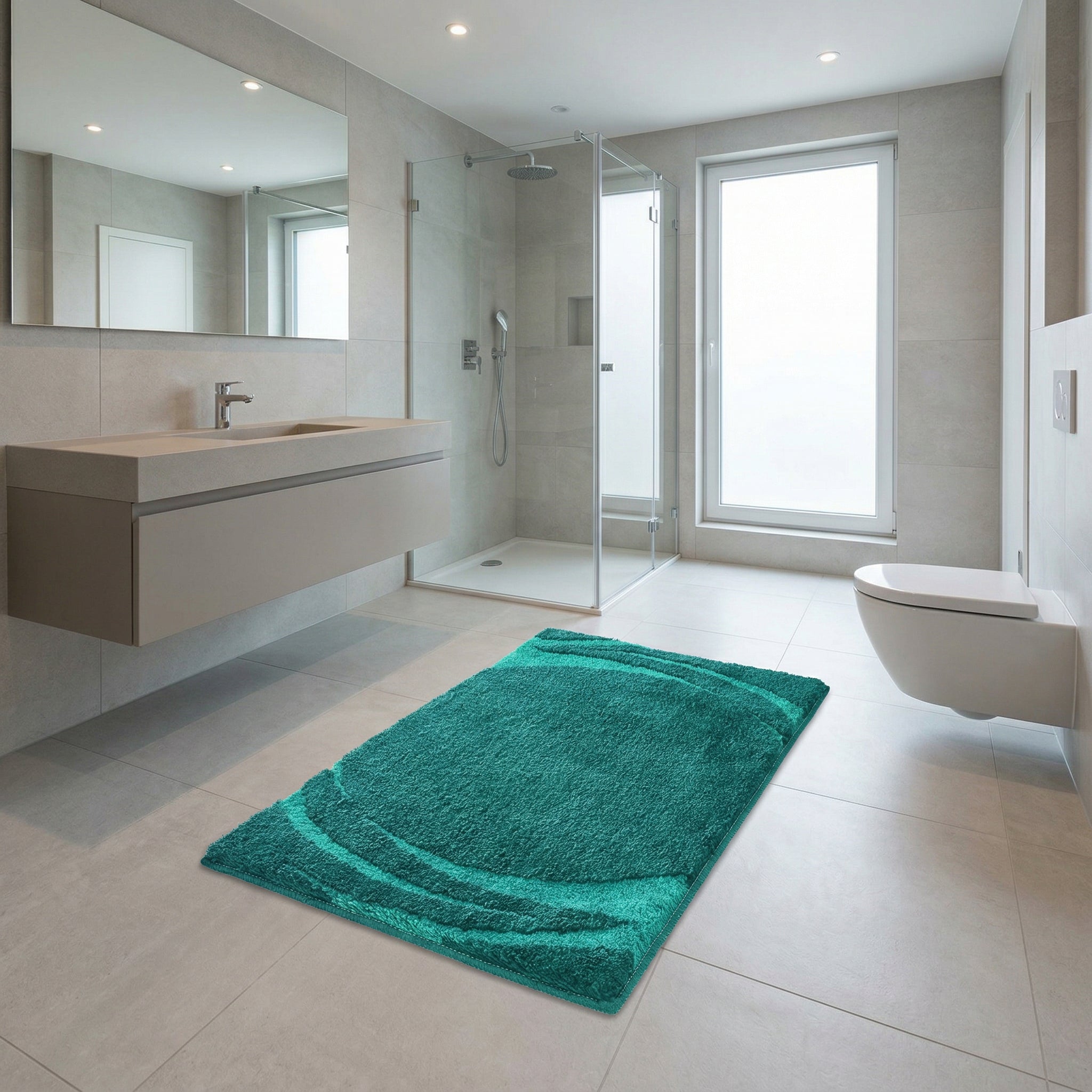 Türkisfarbener Badteppich vor Waschtisch in moderner Duschbad mit WC