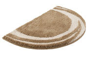 Badteppich MYSTIC Taupe 45 x 70 cm halbrund liegt mit cremefarbenen Streifen auf hellem Hintergrund.