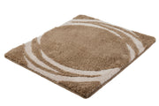 Badteppich MYSTIC Taupe 55 x 65 cm liegt flach und zeigt ein rundes, zweifarbiges Wellenmuster.