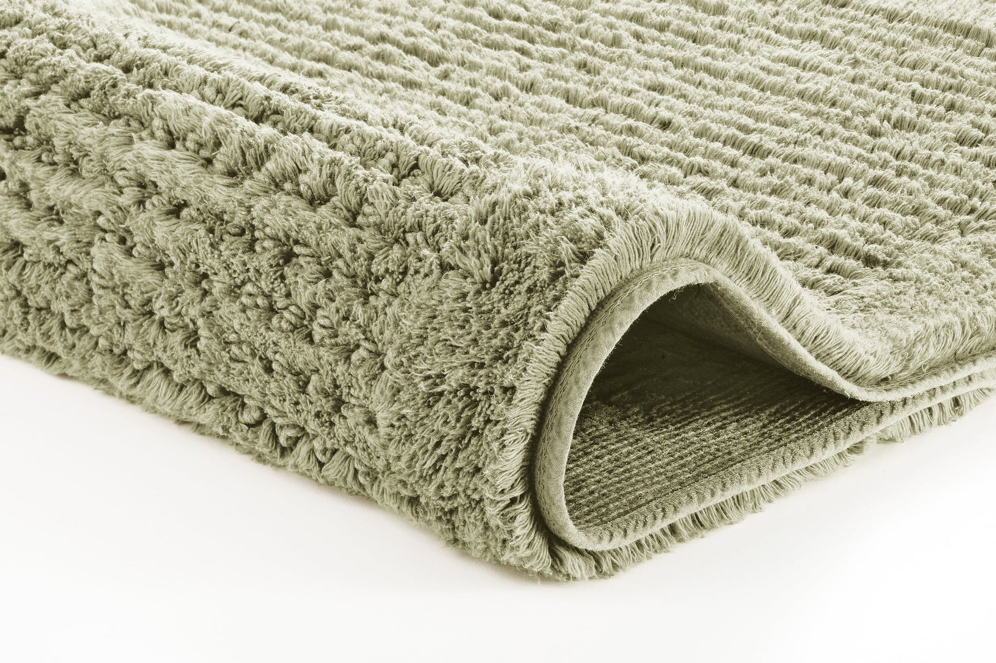 Badteppich NET Schilf 70 x 120 cm liegt gefaltet, Nahaufnahme der weichen Struktur.