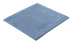 Quadratische hellblaue Badematte mit breitem Rand auf weißem Grund