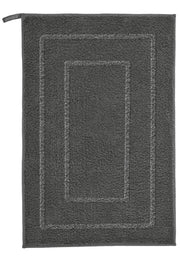 Der anthrazitfarbene Badteppich NICO 50 x 60 cm liegt rechteckig auf dem Boden.
