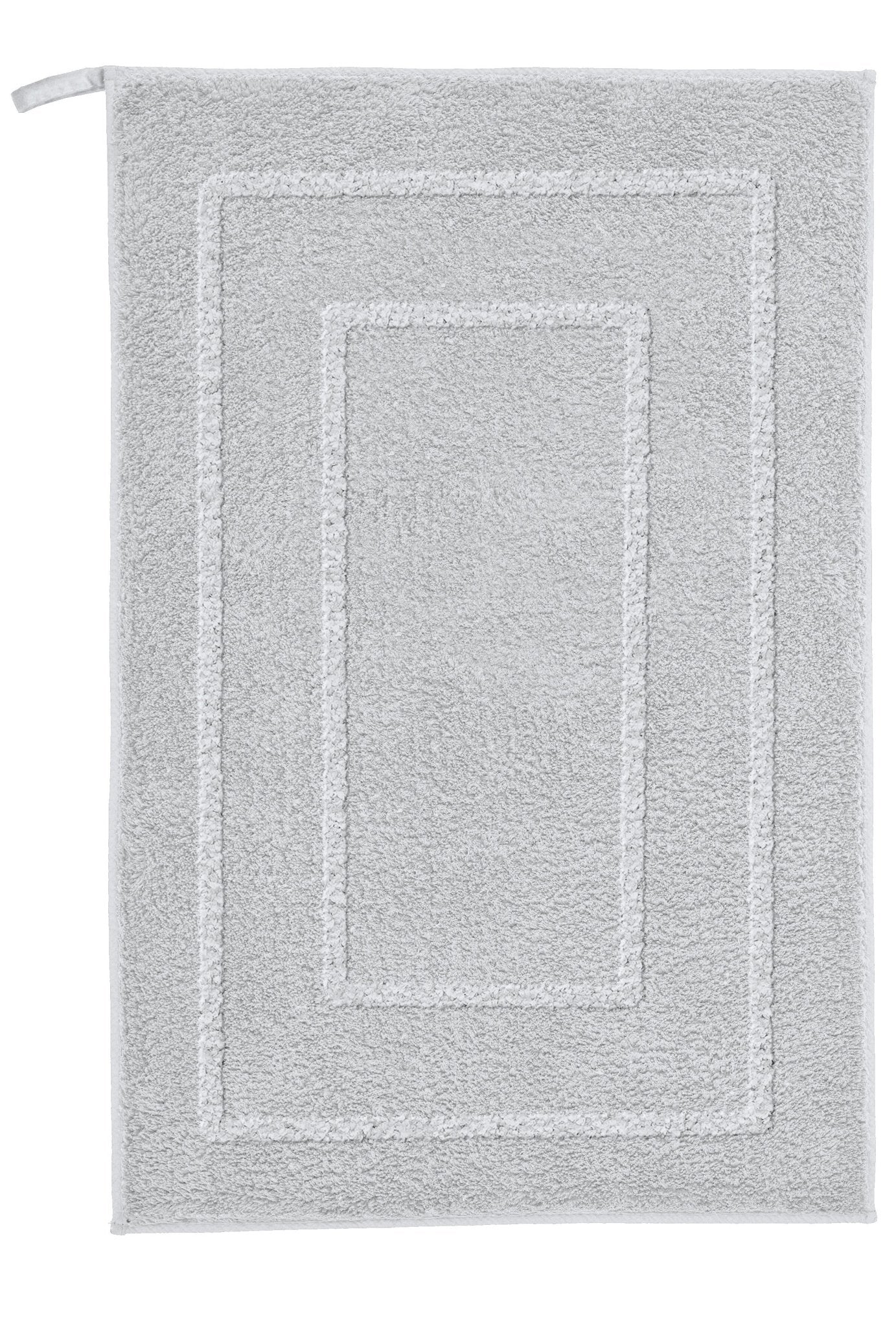 Badteppich NICO in Silbergrau 50 x 60 cm liegt flach mit umlaufender Bordüre auf weißem Hintergrund.