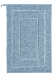 Badteppich NICO in Stahlblau 50 x 60 cm liegt flach mit Bordüre und Aufhängeschlaufe.