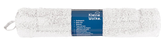 Weißer, zusammengerollter Badematte mit blauem Kleine-Wolke-Etikett
