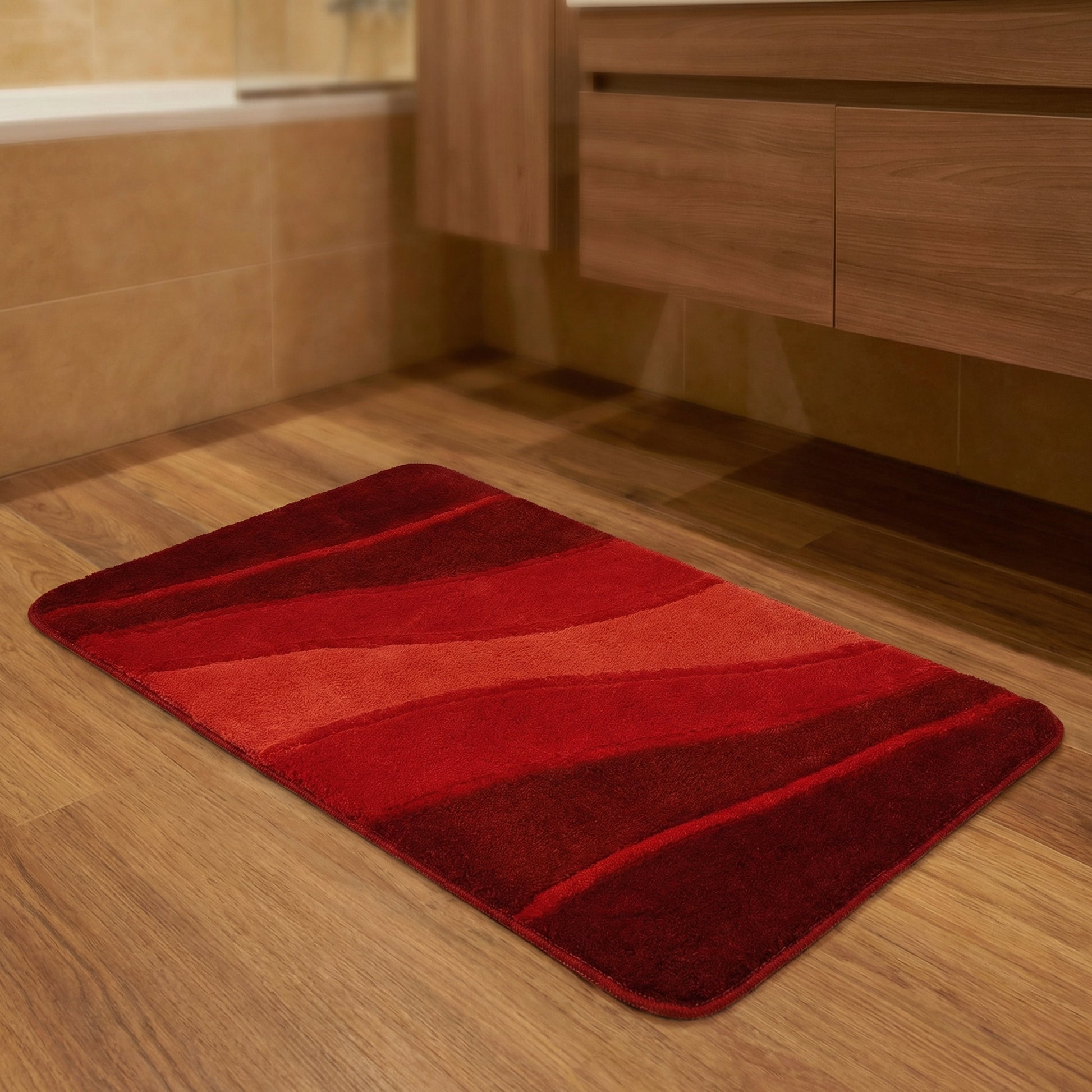 Roter Badteppich mit Wellenmuster auf Holzfußboden im Badezimmer