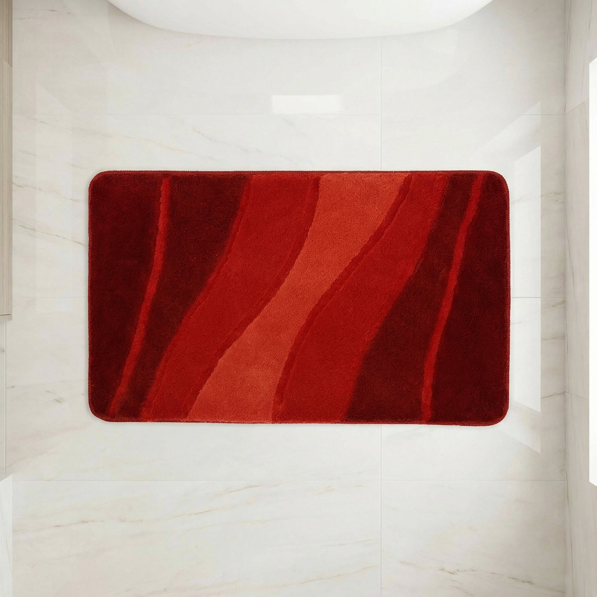 Rote Badematte mit geschwungenen Streifen auf hellem Fliesenboden