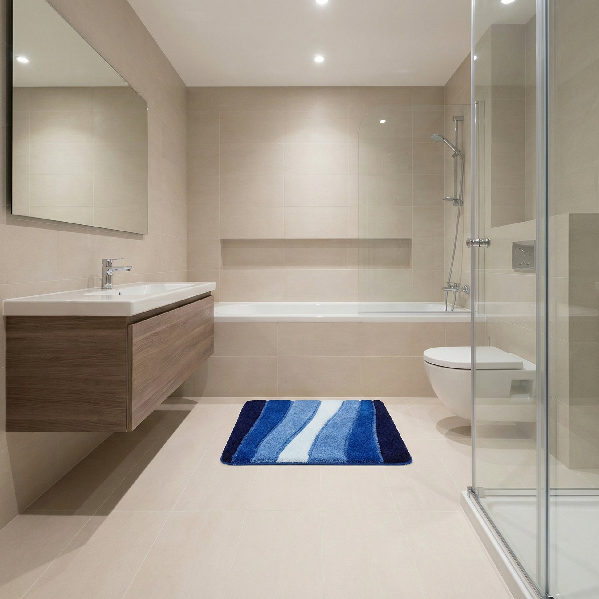 Blau gestreifte Badematte vor Badewanne in modernem, hellem Bad mit Dusche