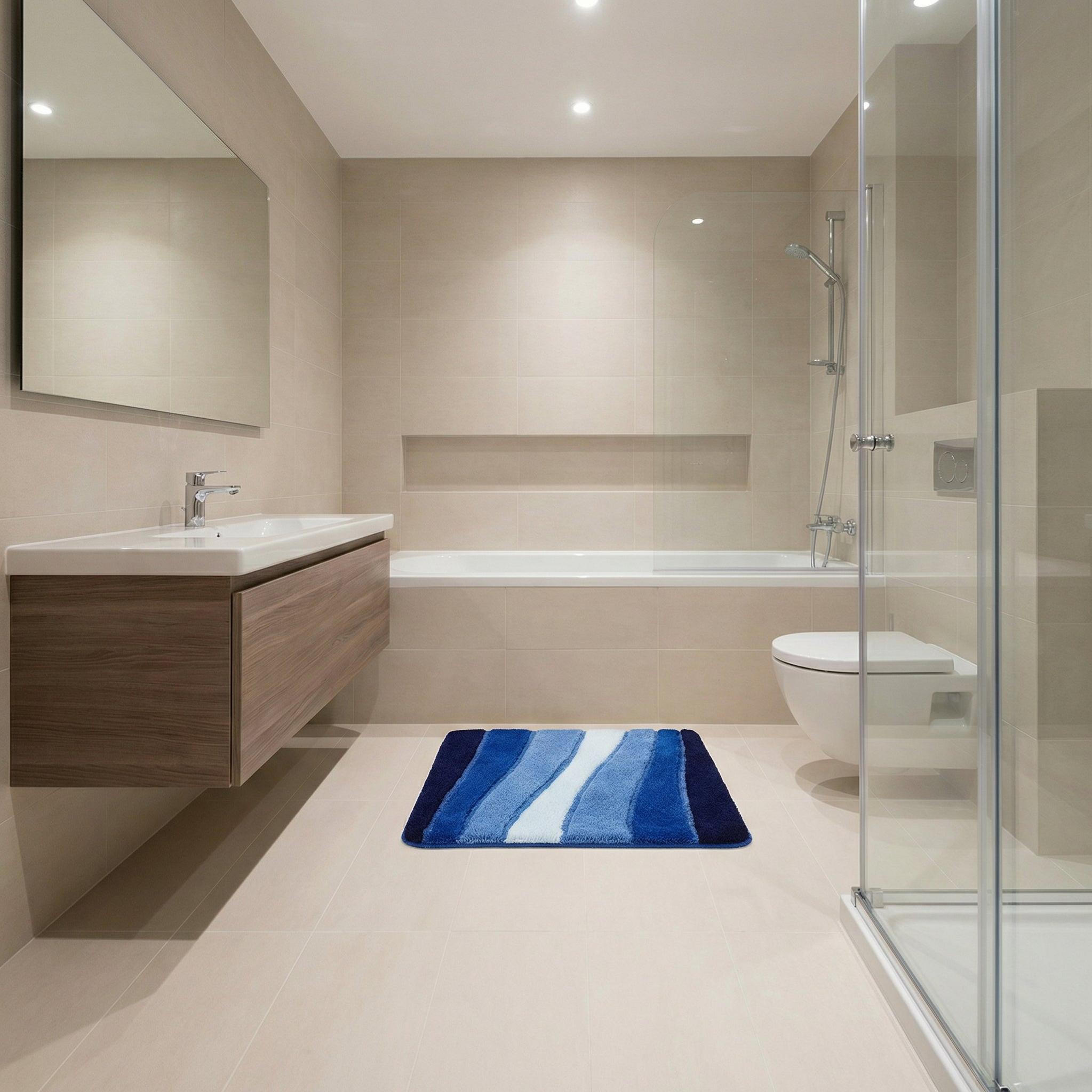 Blau gestreifte Badematte vor Badewanne in modernem, hellem Bad mit Dusche
