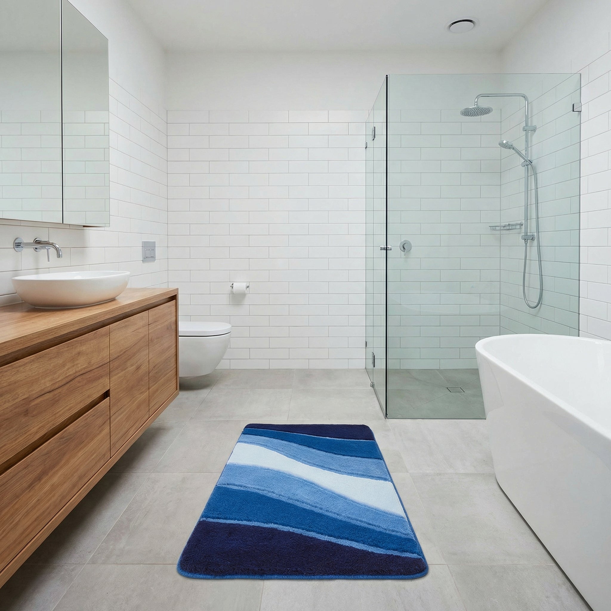 Blauer Badematte mit Wellenmuster in modernem, hellen Badezimmer