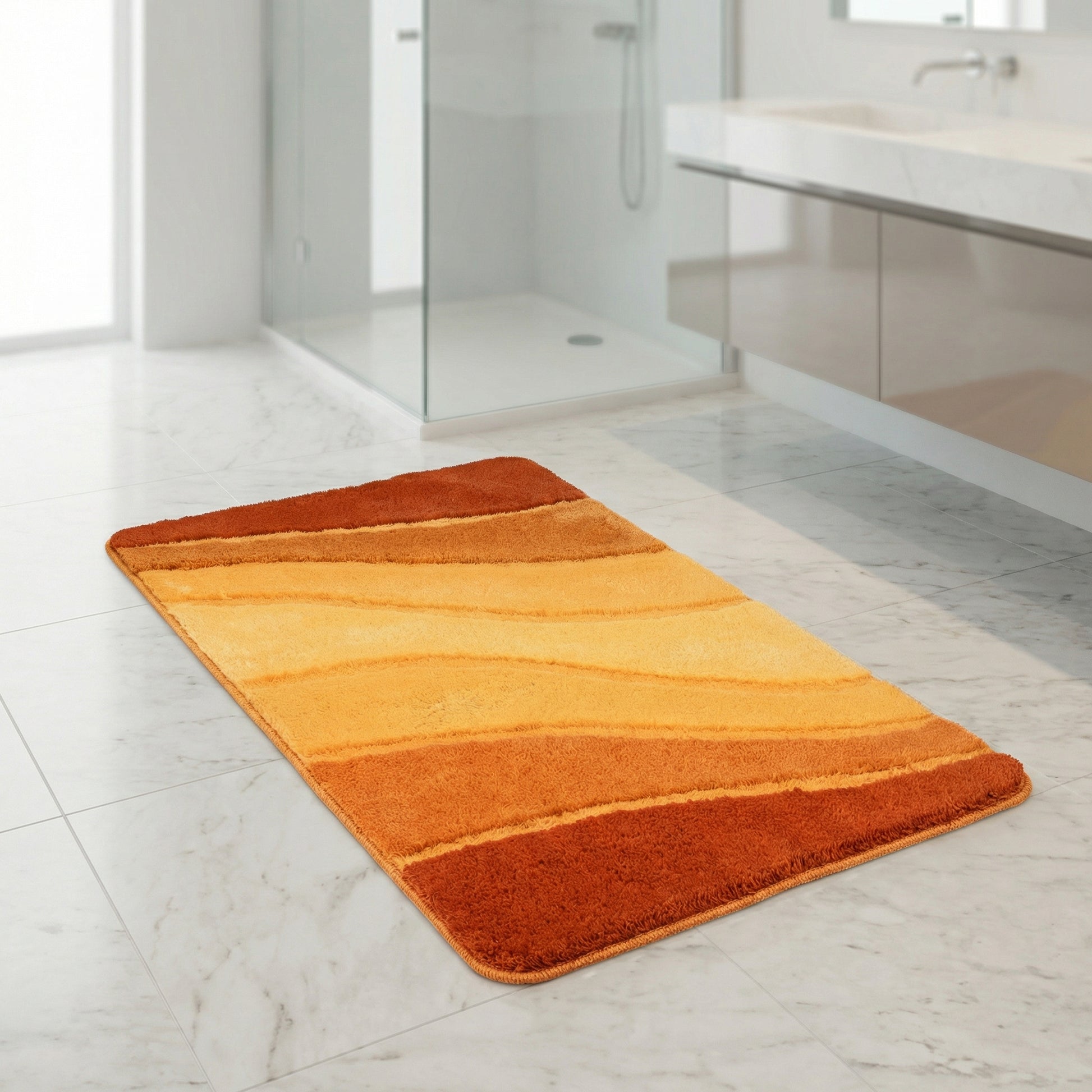 Orange-gelber Badteppich mit Wellenmuster auf weißem Marmorboden im Bad