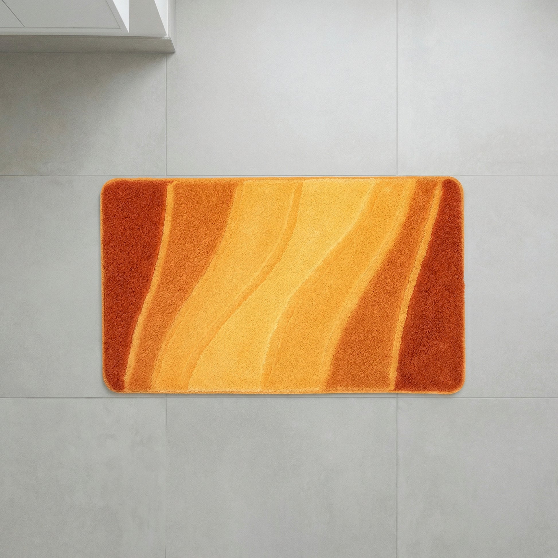 Rechteckiger Badematte mit Wellenstreifen in Orange- und Gelbtönen