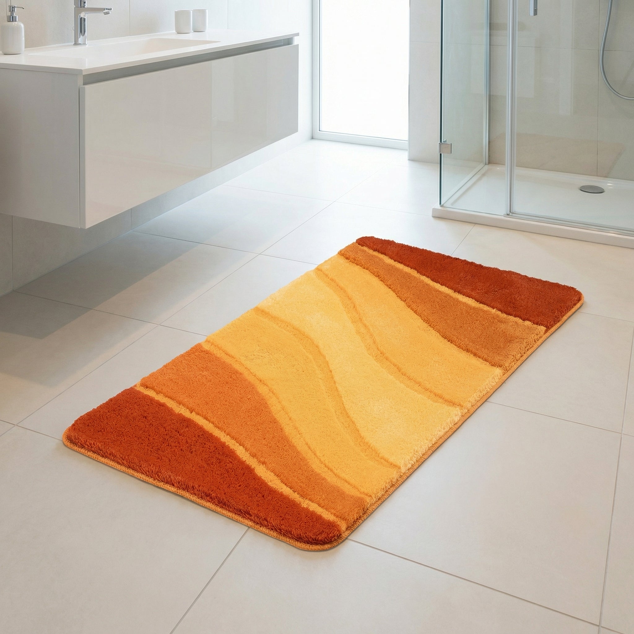 Orange-gelber Badteppich mit Wellenmuster auf hellen Fliesenboden