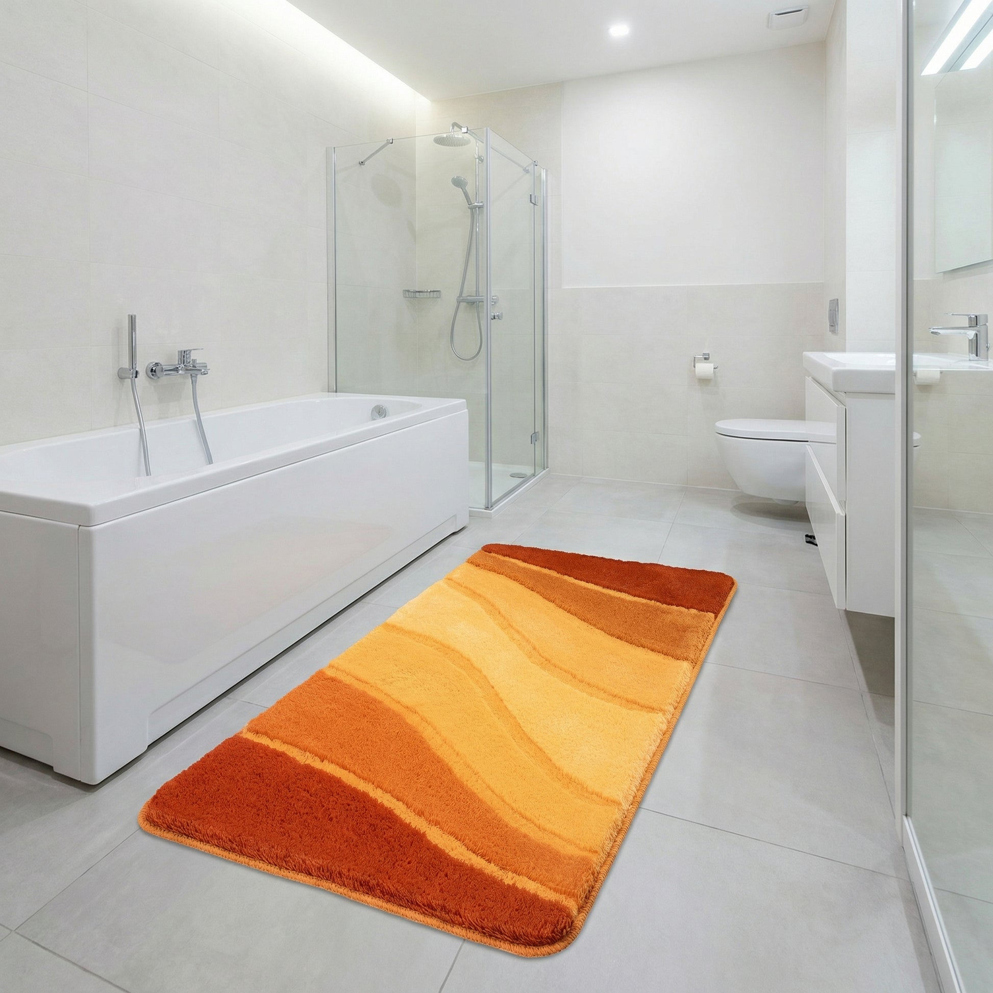 Orangegelber Badezimmerteppich vor Badewanne in modernem weißem Bad