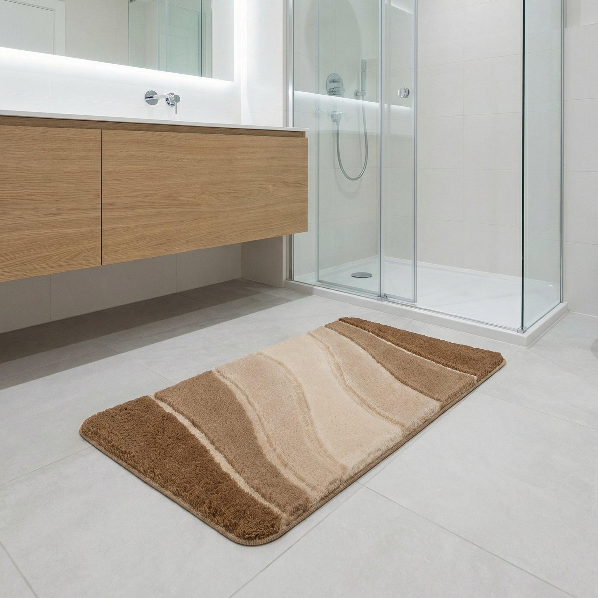 Rechteckiger Badteppich in Beige- und Brauntönen vor Dusche im Bad