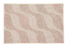 Beiger Badematte mit wellenförmigem Muster auf hellem Untergrund