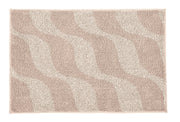 Badteppich ONDA Macadamia 60 x 90 cm mit welligem Beige-Muster liegt rechteckig auf dem Boden.