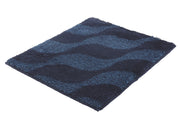 Badteppich ONDA Navy 55 x 65 cm mit dunkelblauem Wellenmuster liegt auf weißem Hintergrund.