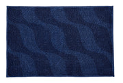 Badteppich ONDA Navy 60 x 90 cm liegt flach und zeigt sein wellenförmiges blaues Muster.