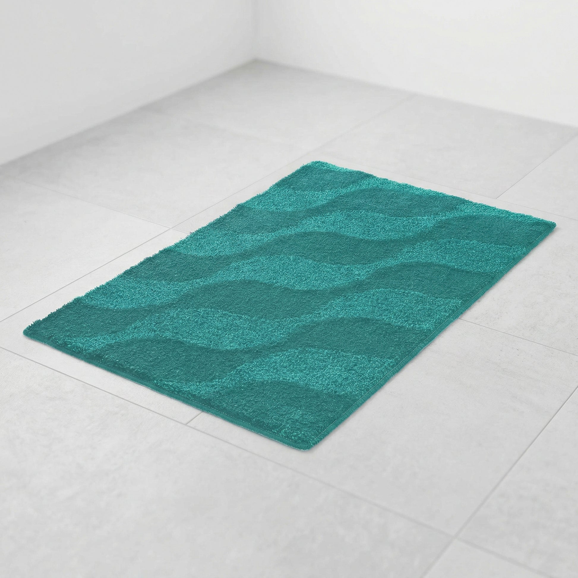 Türkisfarbener Badteppich mit Wellenmuster auf hellen Bodenfliesen