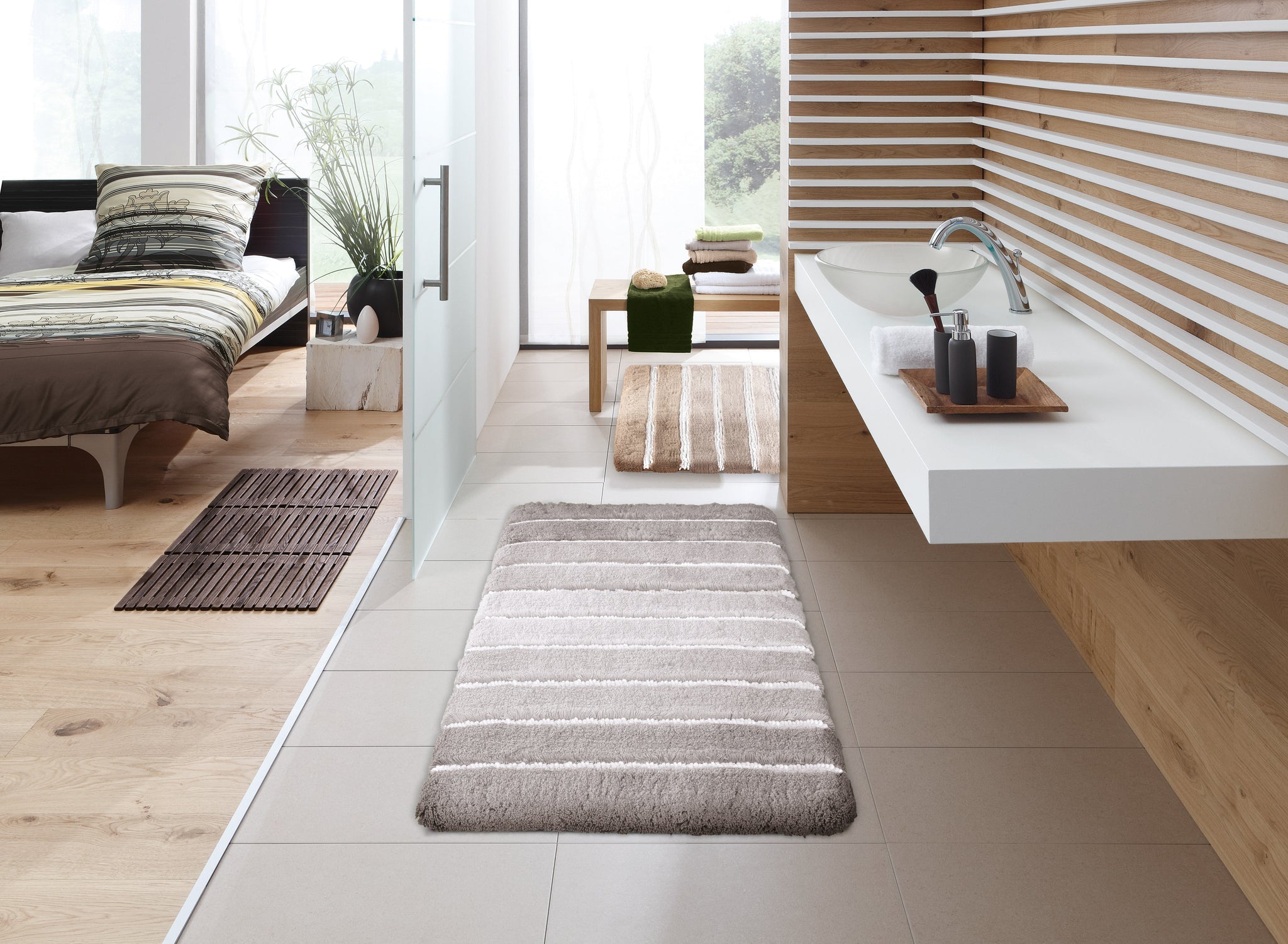 Modernes Bad mit grauem Hochflor-Badteppich vor weißem Waschtisch