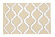 Badteppich PIANA Sandbeige 60 x 90 cm mit weißen, wellenförmigen Linien in Nahaufnahme.