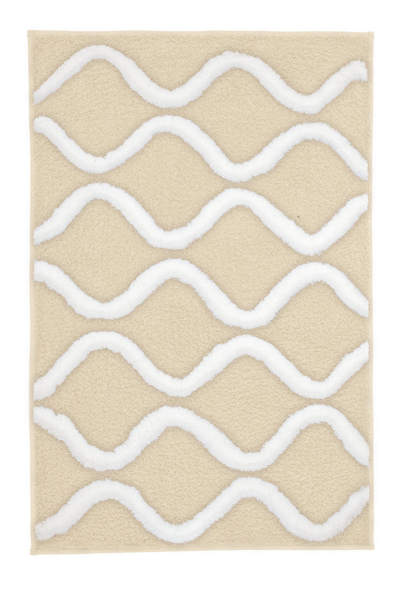 Badteppich PIANA in Sandbeige 60 x 90 cm mit weißen Wellen liegt flach auf hellem Untergrund.