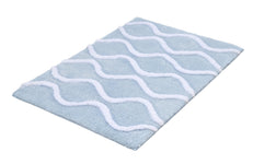 Hellblaue Badematte mit weissem Wellenmuster aus weichem Hochflor