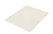 Rechteckiger, cremeweißer, grob gewebte Badematte auf weißem Grund