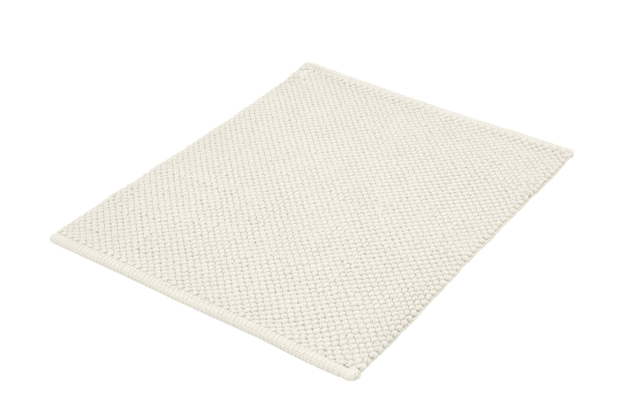 Rechteckiger, cremeweißer, grob gewebte Badematte auf weißem Grund