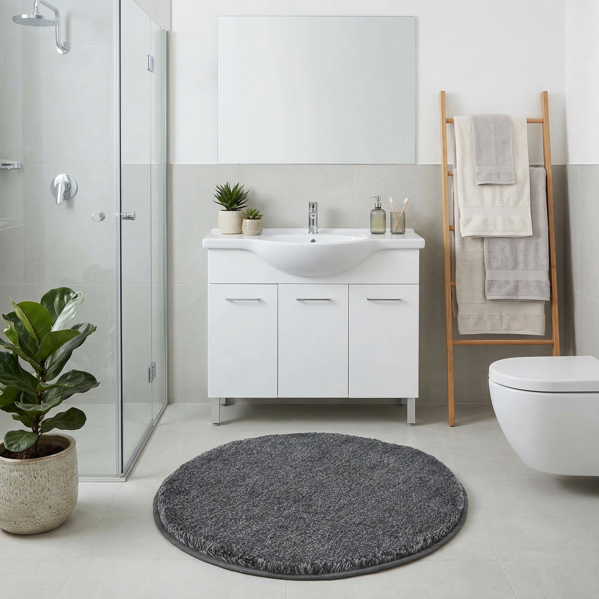 Runder grauer Badteppich vor Waschtisch im hellen modernen Badezimmer.