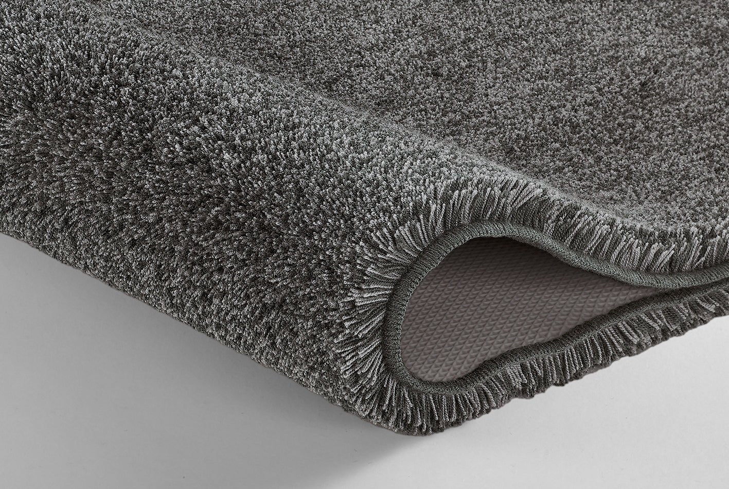 Nahaufnahme des Badteppichs RELAX in Anthrazit 60 x 100 cm mit umgeschlagener Ecke.