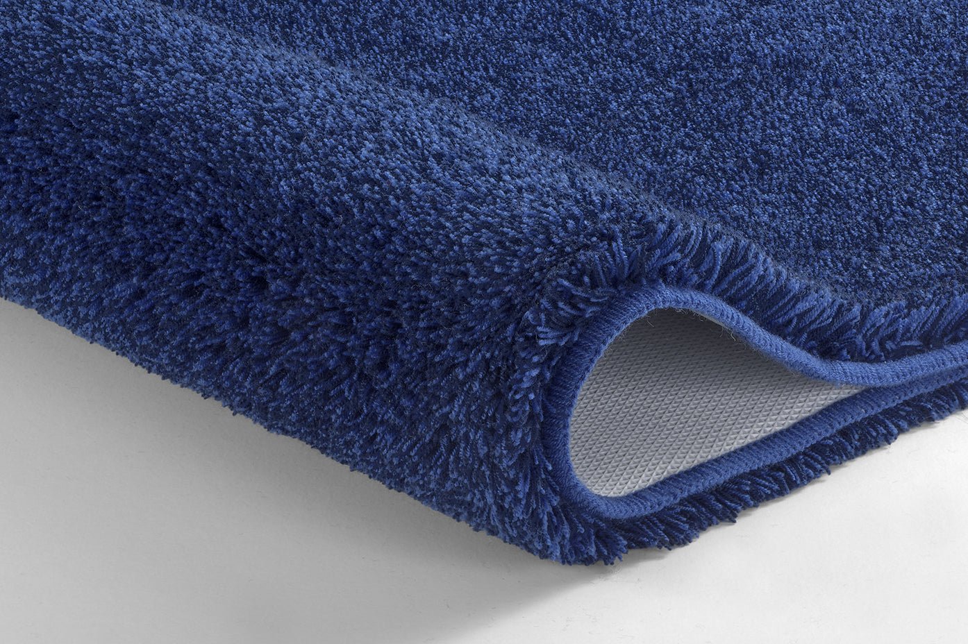 Blauer, flauschiger Badezimmerteppich mit rutschfester Unterseite