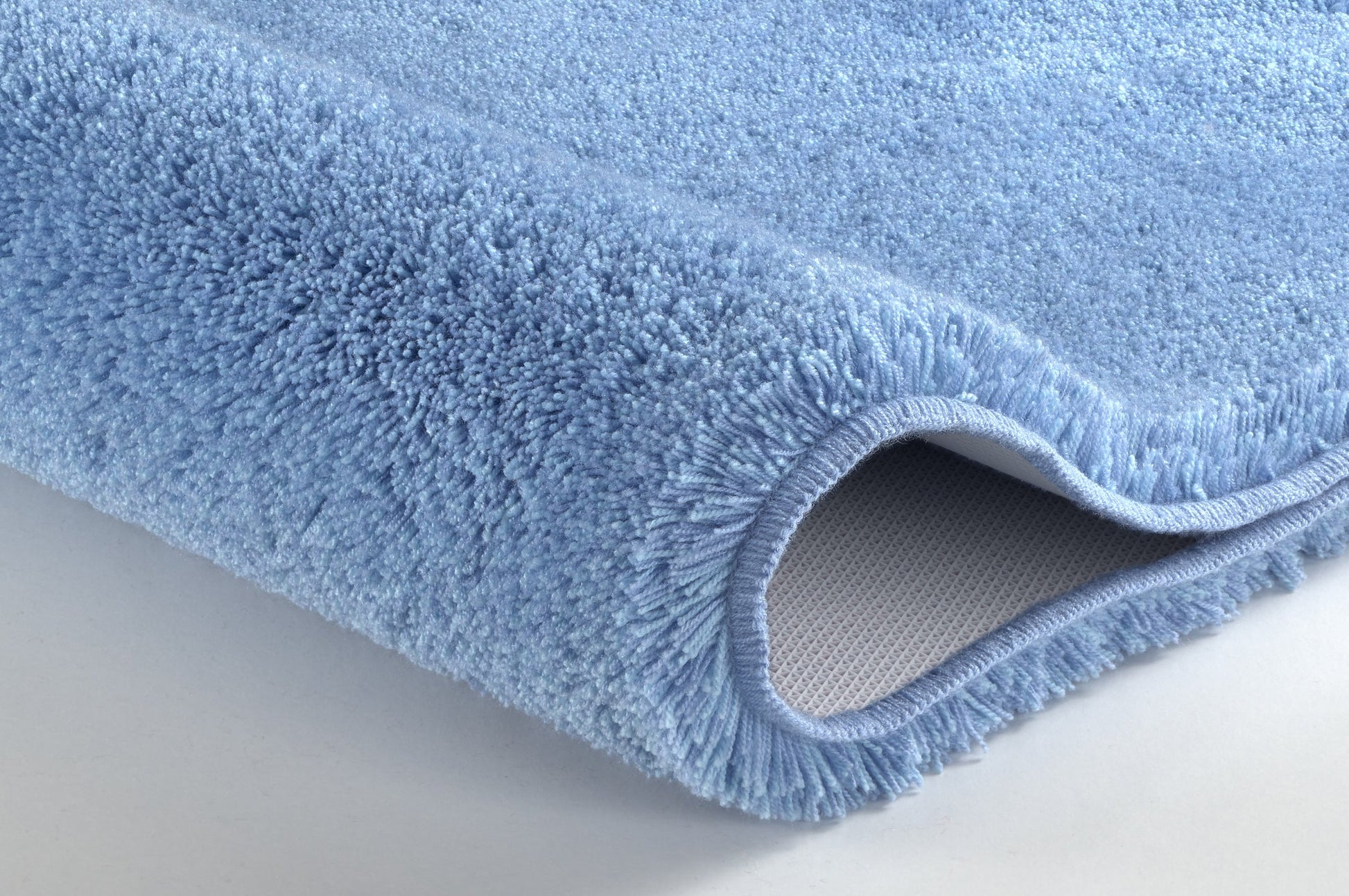 Nahaufnahme des Badteppichs RELAX Azur 55 x 65 cm mit weicher, hellblauer Oberfläche.