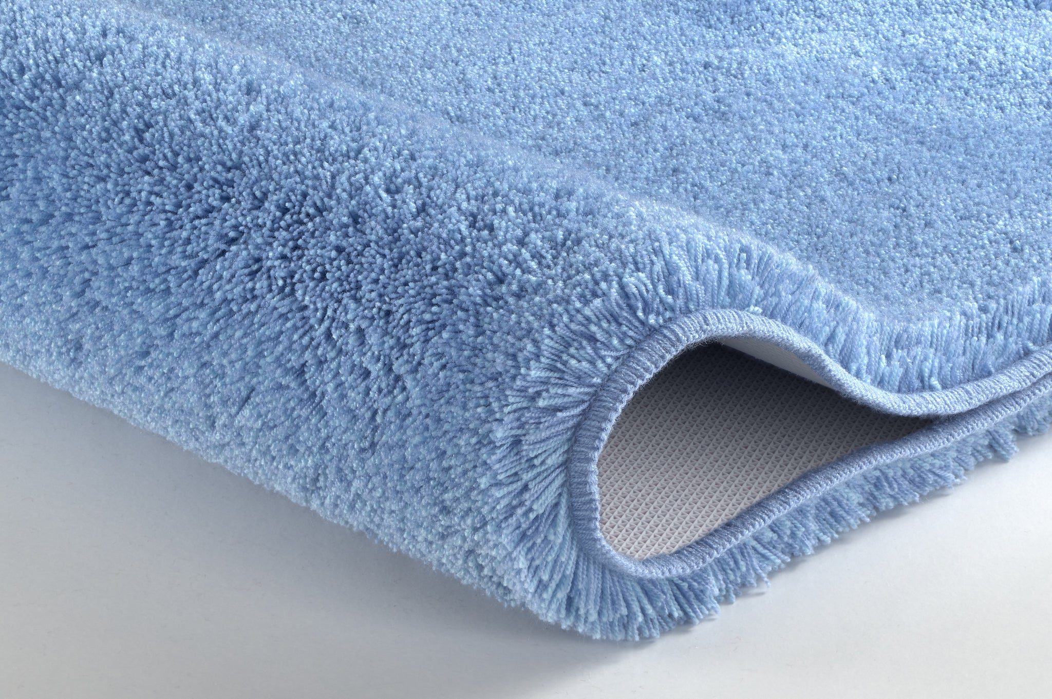 Badteppich RELAX Azur 60 x 100 cm liegt mit weicher Hochflor-Oberfläche und rutschhemmender Rückseite.