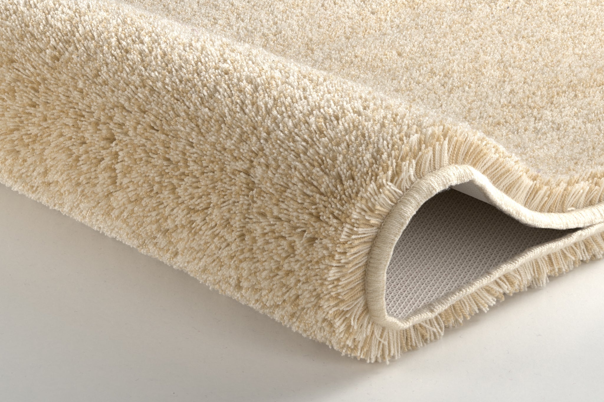 Badteppich RELAX Champagner 50 x 80 cm liegt mit weichem, dichtem Flor und umgeschlagener Kante.