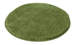Runder grüner Badteppich mit dichtem, weichem Flor auf hellem Grund