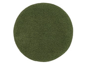 Der runde Badteppich RELAX Forest 100 cm liegt in sattgrüner Farbe auf dem Boden.