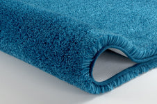 Türkisfarbene Badematte aus weichem Hochflor, rutschfeste Rückseite
