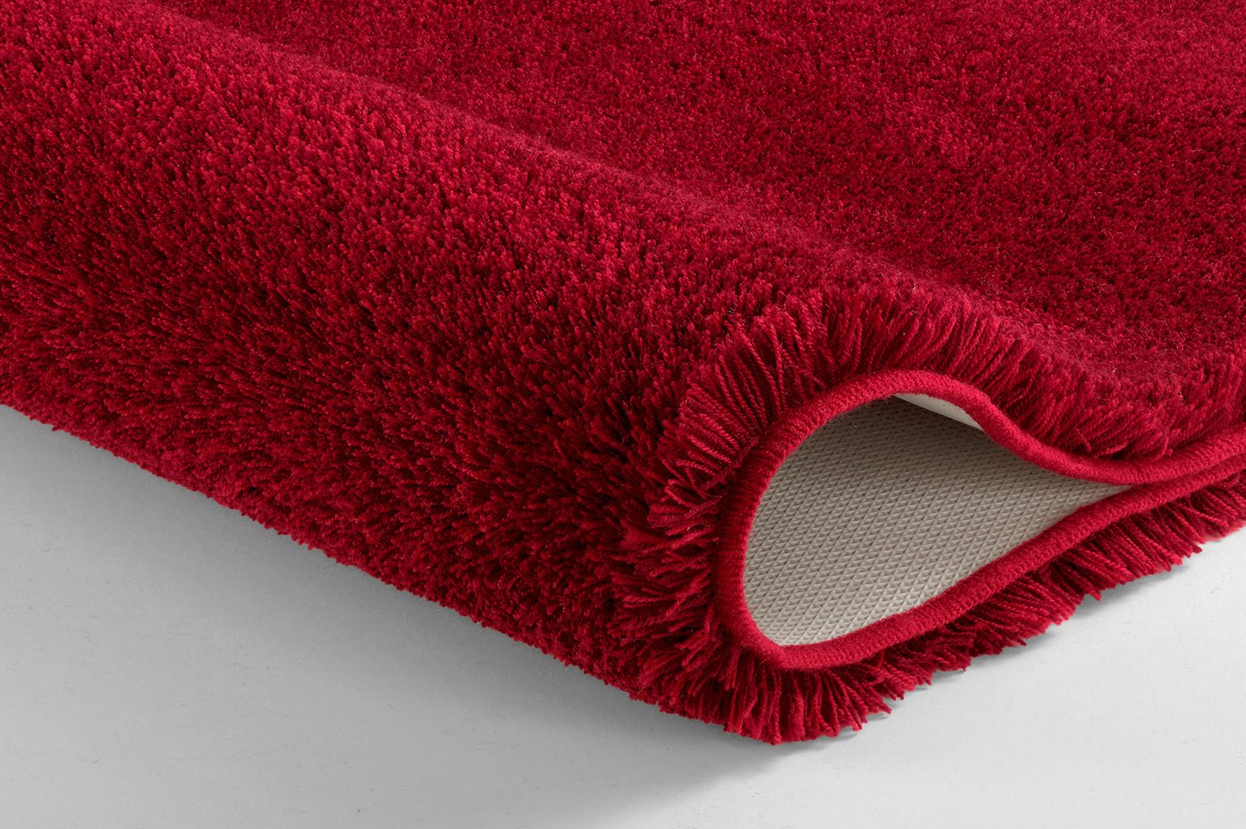 Der rote Badteppich RELAX Rubin 50 x 80 cm ist in Nahaufnahme mit weichem Flor zu sehen.
