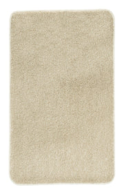 Badteppich RELAX in Sandbeige 70 x 120 cm liegt rechteckig ausgebreitet auf hellem Untergrund.