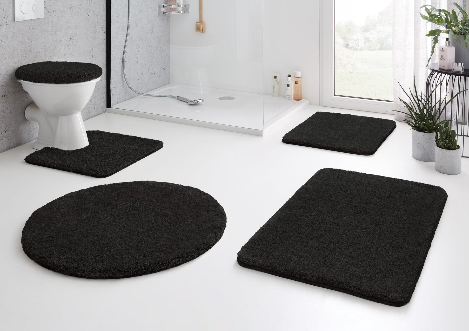 Schwarzes Badematten-Set mit WC-Deckelbezug in modernem Badezimmer
