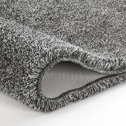 Aufgerollter Badteppich in Anthrazit und Melangeoptik