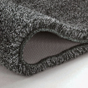 Ein aufgerollter RELAX Badteppich in anthrazit mit Melange-Optik.
