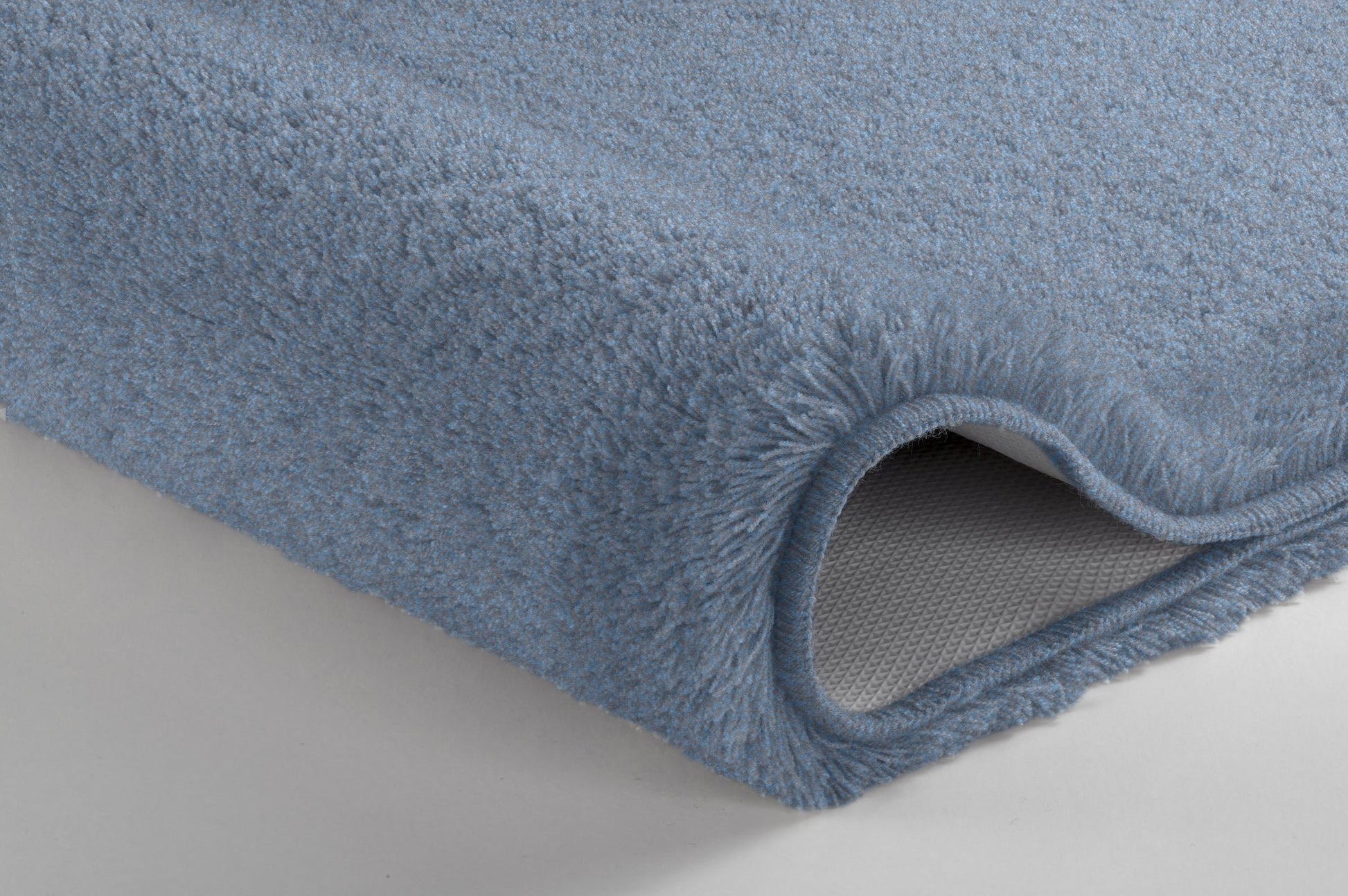 Nahaufnahme einer hellblauen Badematte mit weichem, dichtem Flor