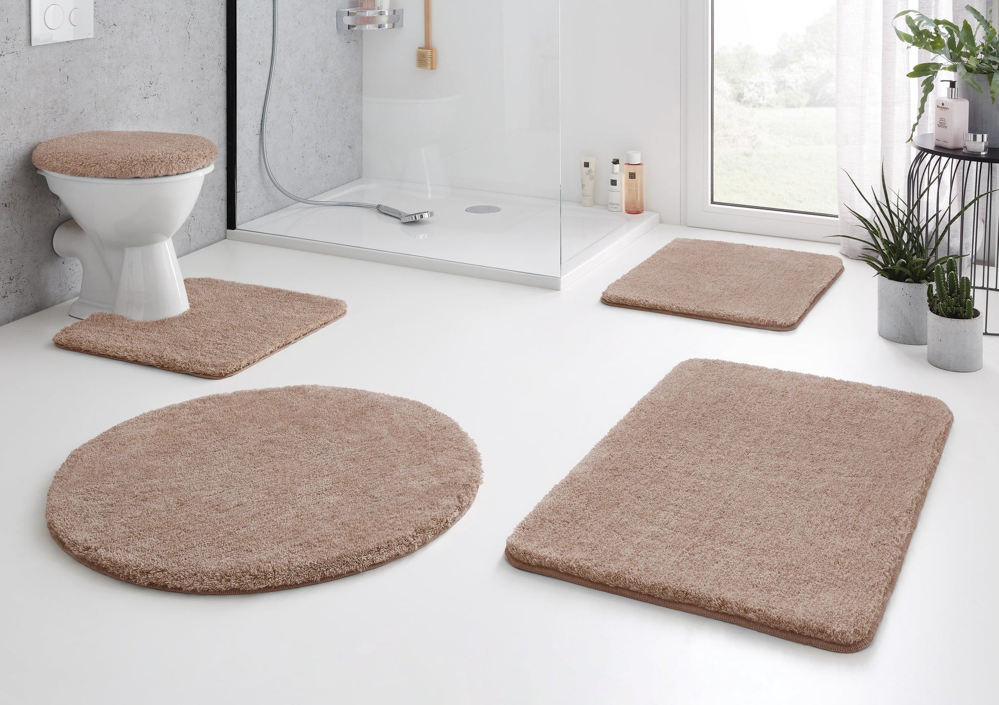 Runder Badteppich RELAX Taupe 100 cm vor Dusche in modernem hellen Badezimmer mit Set aus passenden Matten.