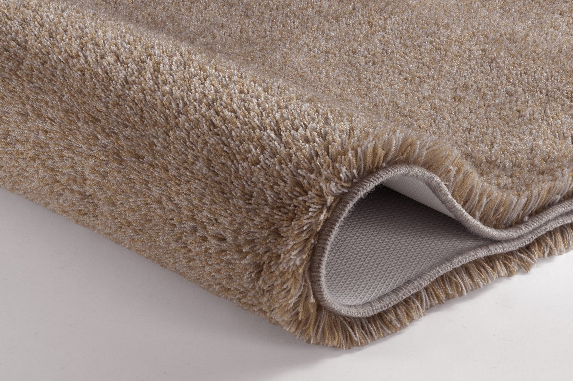 Badteppich RELAX Taupe 50 x 80 cm liegt gefaltet, Nahaufnahme der weichen, dichten Fasern.