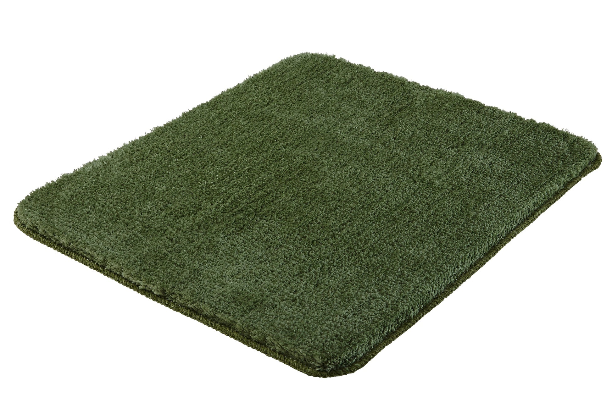 Rechteckige, flauschige Badematte in dunklem Moosgrün von oben fotografiert