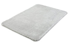 Rechteckige hellgraue Badematte mit weicher, dicht gewebter Oberfläche