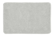 Rechteckige, flauschige Badematte in Hellgrau mit weicher Oberfläche